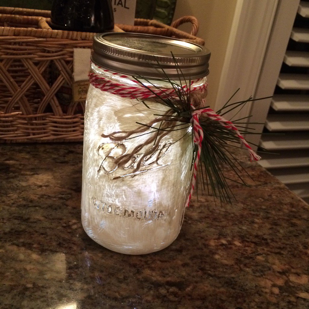 LW_Gray3's tweet photo. Painted jar with twinkle lights. Easy and cute! https://t.co/f4hvq8rczb