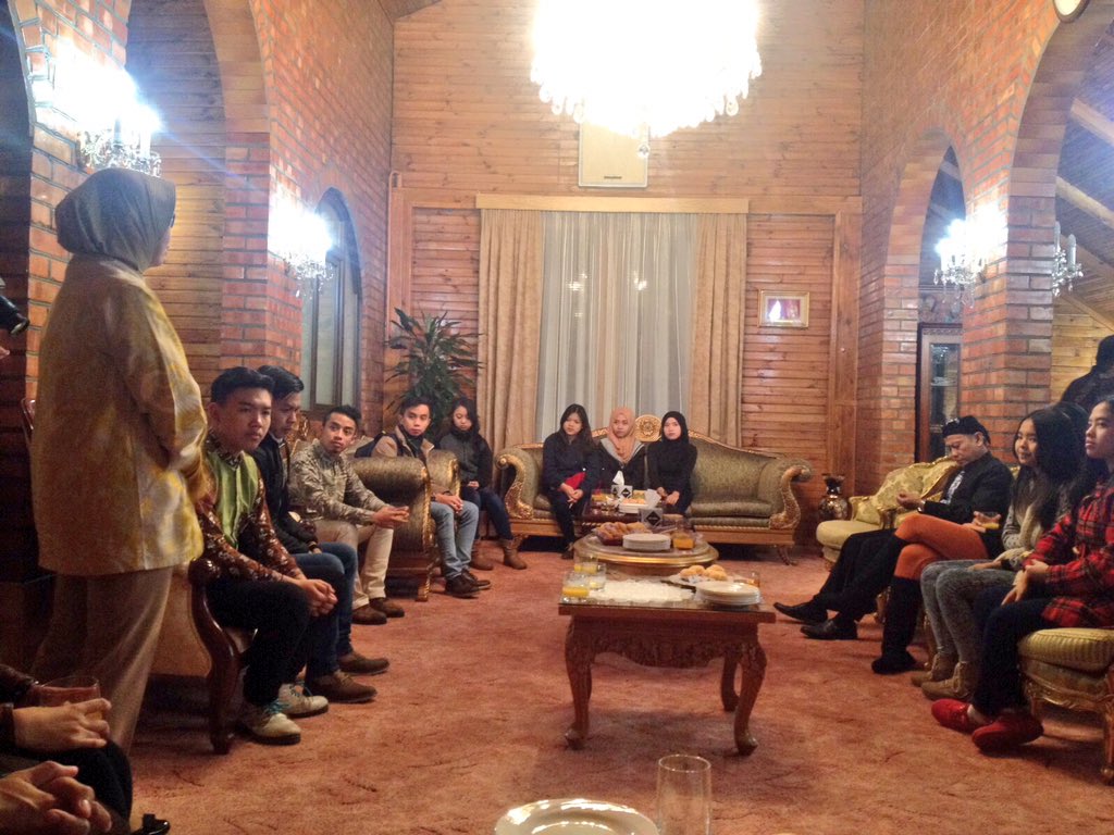 angklungudjo's tweet photo. Jamuan Makan malam di Wisma KBRI bersama Dubes Indonesia utk Ukraine dan WNI di Ukraine. #AngklungPride5 #UDJO https://t.co/mRBiSwkmSY