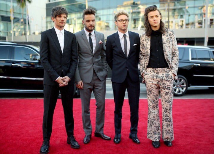 MaevesDalyNews's tweet photo. I want to write a poem about how perfect Harry Styles outfit is right now. #StylesStyle https://t.co/iaEP2wOD0d