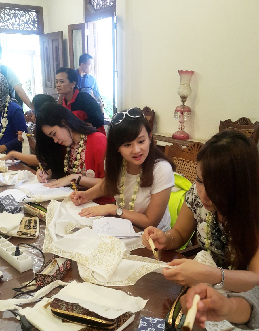 Paparazzi team lg menikmati serunya ngebatik brg <a href="/Absolute_Women/">Absolute Women</a> &amp; Apip's Batik.Tnyata gampang2 susa ya! #JurnalAFF