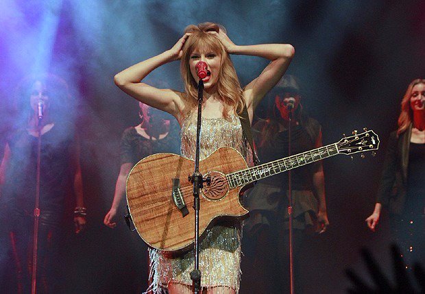JamesFrancoCF's tweet photo. Taylor Swift performa "Enchanted" no programa da Ellen. https://t.co/aiDCWmV0yb
