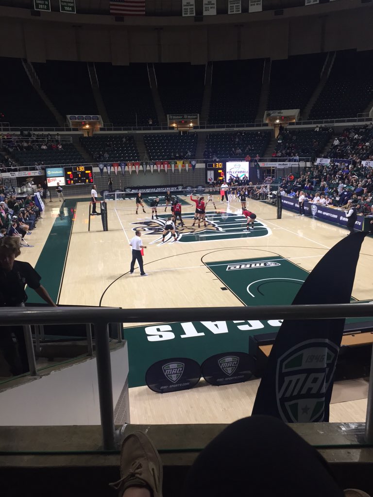 Taty_Leialoha's tweet photo. @OhioFieldHockey supporting @Ohio_Volleyball championship game #MACfinals https://t.co/qQnhuVxAsW