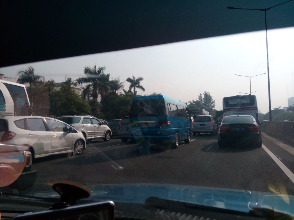 Tol tangerang arah jakarta macet total, knp ya?