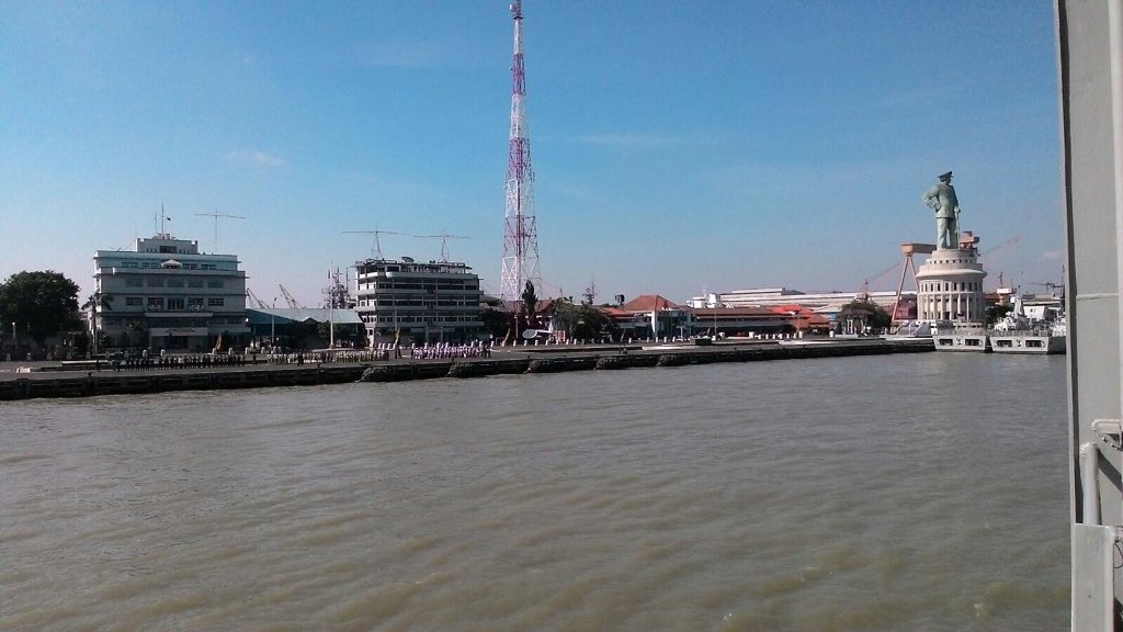 Sambutan Armaritim, Santri, dan PWNU Jatim untuk rombongan #SantriBelaNegara pagi ini di pelabuhan Tj Priuk.