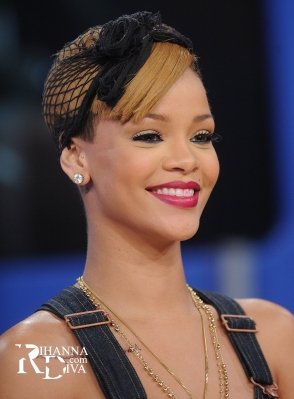 JamesFrancoCF's tweet photo. Rihanna sendo entrevistada no programa da Ellen. https://t.co/cL1EAepZNQ