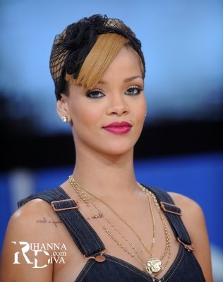 JamesFrancoCF's tweet photo. Rihanna sendo entrevistada no programa da Ellen. https://t.co/cL1EAepZNQ