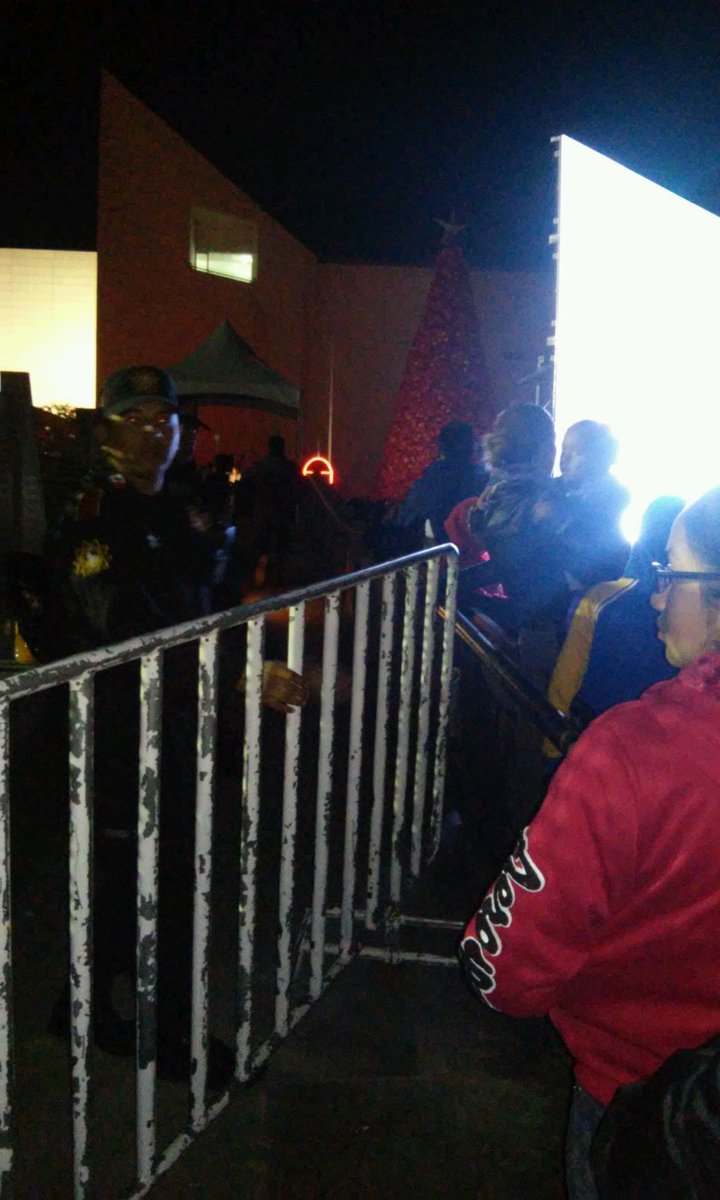 abrahamIMA's tweet photo. @_LASNOTICIASMTY la policia no deja pasar a las familias nuevolonesas a ver el pinobde cerca dejan pasar a dipu https://t.co/B3dh0xZS9Z