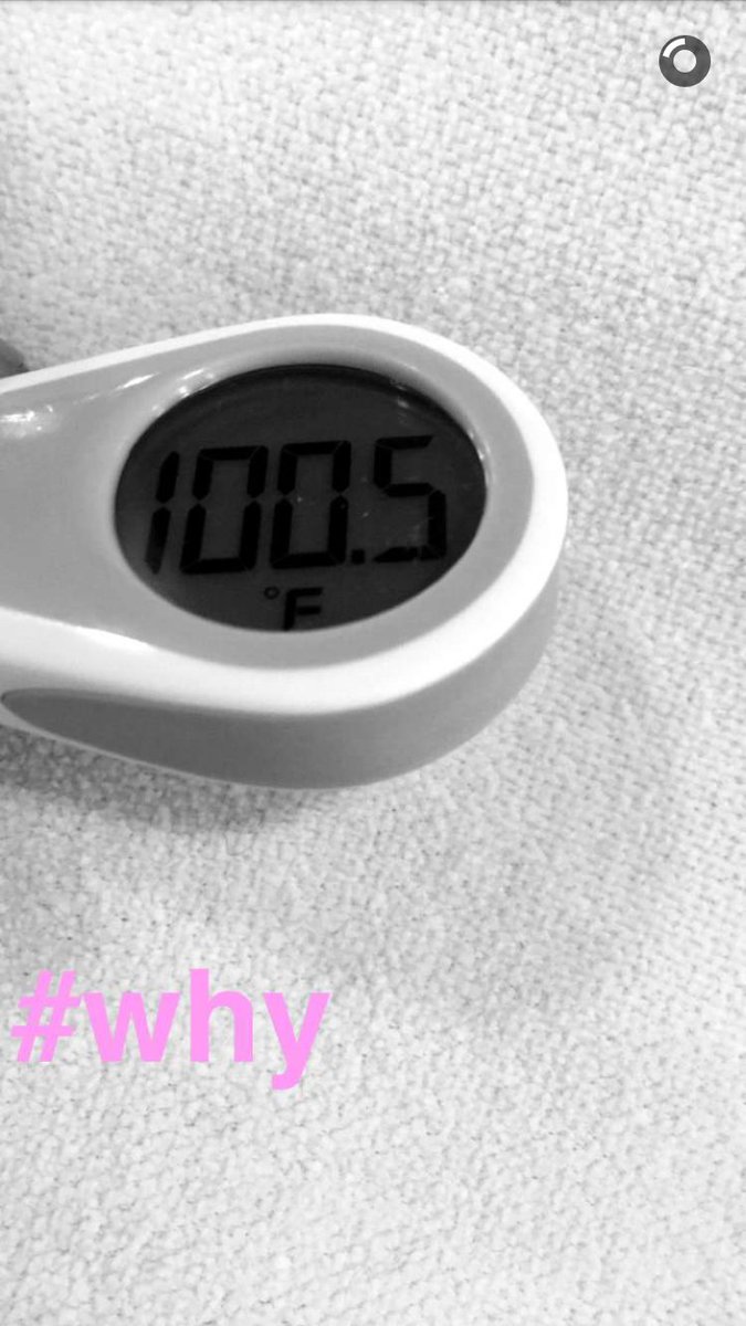 _Max_Caulfield_'s tweet photo. Cadê a Ariana. Ela postou em seu Snapchat que esta com uma febre de 38°C, porém deve comparecer a premiação https://t.co/PpB1tJJOMD