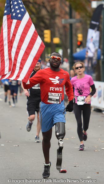 TalkRadioNews's tweet photo. Inspiring runner with prosthetic leg crosses 2015 @Philly_Marathon 26 m race 
 @DPBell @visitphilly @bostonmarathon https://t.co/FLPXVzsaSY