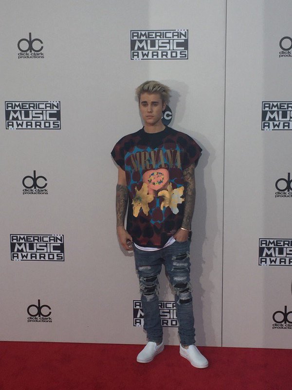 biebersmaniabr's tweet photo. Justin no red carpet do AMA 2015, no Microsoft Theater - Los Angeles - (22/11).

#BieberOnAMAs #BieberMBRAMAs https://t.co/3UFlg4p4lw