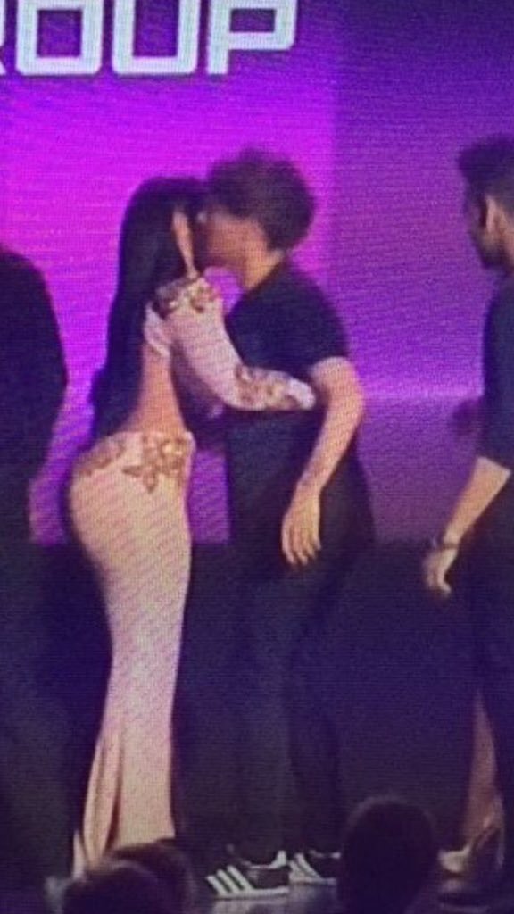getwellsoondoll's tweet photo. The battle of the booties https://t.co/8E6fIM14jQ