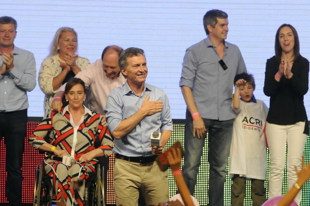 mauriciomacri's tweet photo. Los argentinos sabemos que el país que queremos lo tenemos que construir juntos. #Cambiamos https://t.co/4SD00C2Xft