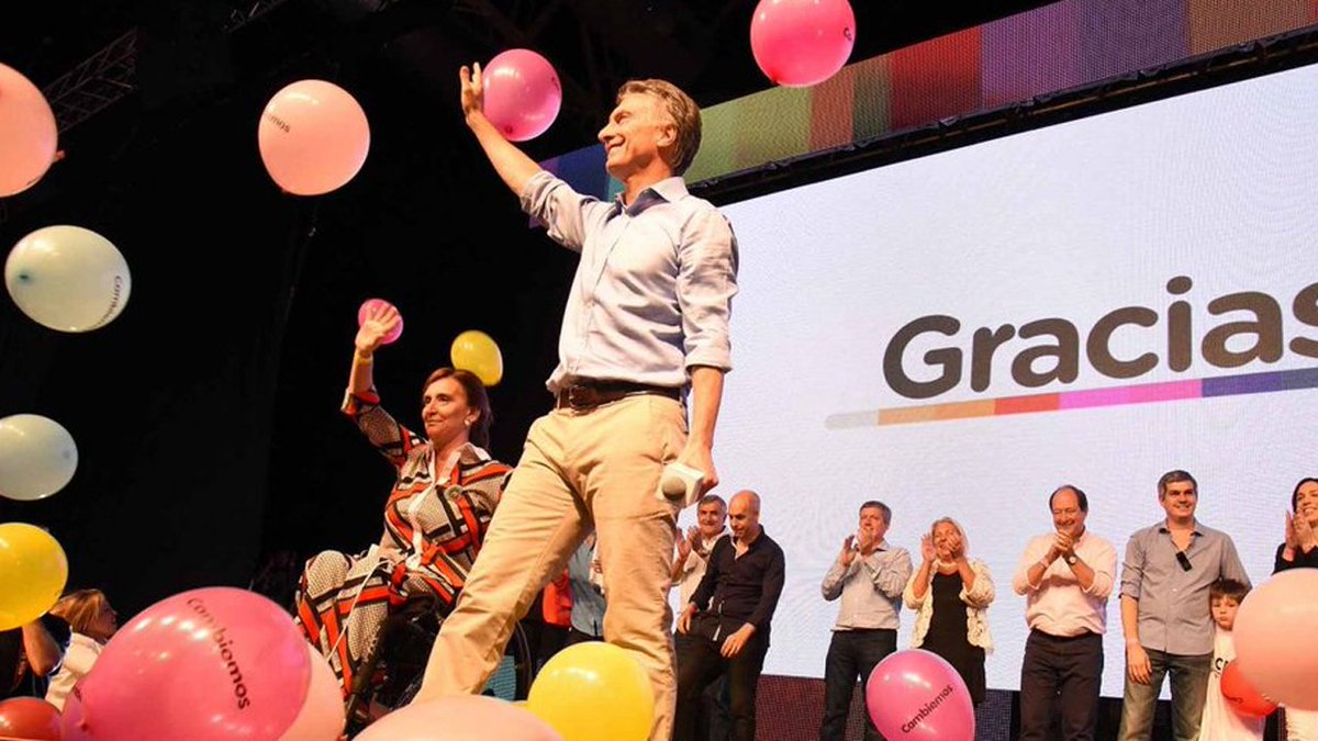 eltreceoficial's tweet photo. Macri como presidente electo:"Es un cambio de época que va a ser maravilloso". https://t.co/UkIv8eW2j2 https://t.co/qVuoy6Q2U1