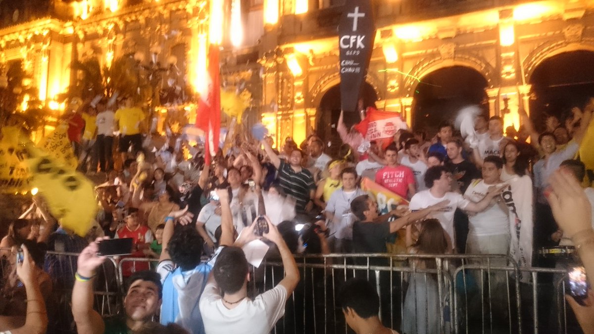 JoseInesta's tweet photo. Festejos por el triunfo de @mauriciomacri en Tucumán https://t.co/NVsuVK9OHt