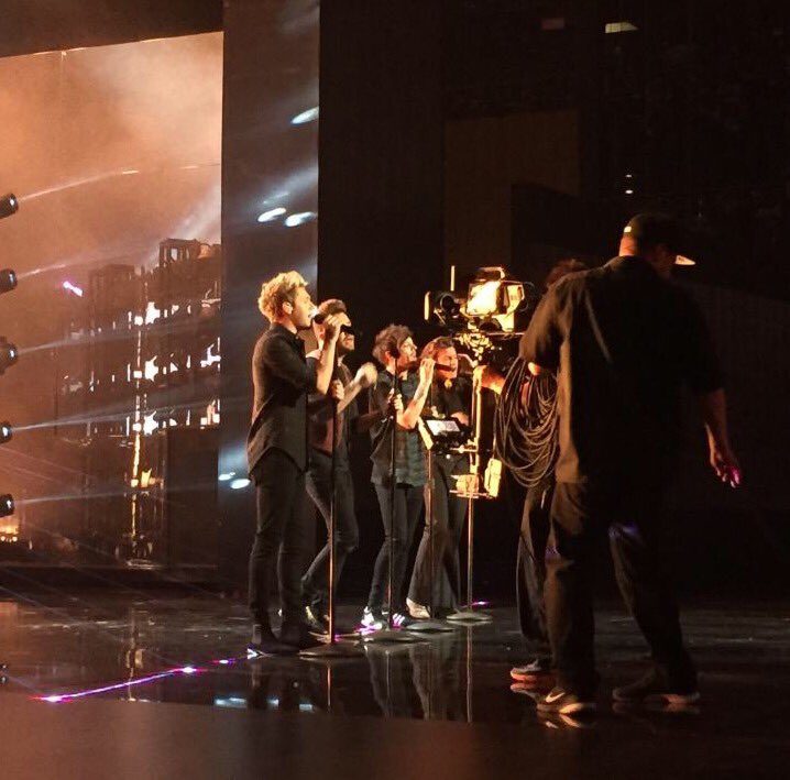 onedirection's tweet photo. Who loves the guys' performance on the #AMAs? https://t.co/aUgqMjpNOs