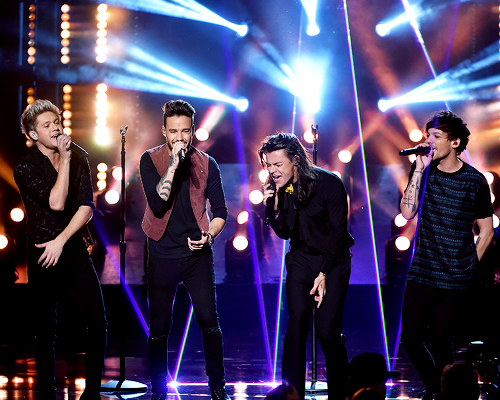 Niall_Updatess's tweet photo. The boys performing at the AMAs tonight #AMAs https://t.co/HhLBe8f9Mu
