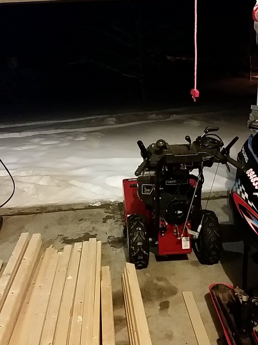 DadLifeDarryl's tweet photo. This is what you get for living in a snow belt. Time to #throwsnow, first time this season. #TooSoon #OroMedonte https://t.co/b0pBFaHzhY
