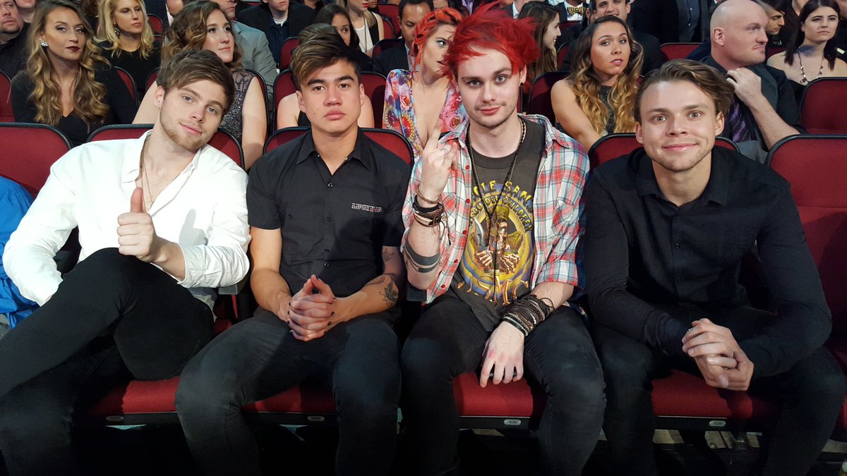 AMAs's tweet photo. Just hanging with @5SOS at the #AMAs! NBD. 😍 #5SOSonAMAs https://t.co/QOE26olf9L