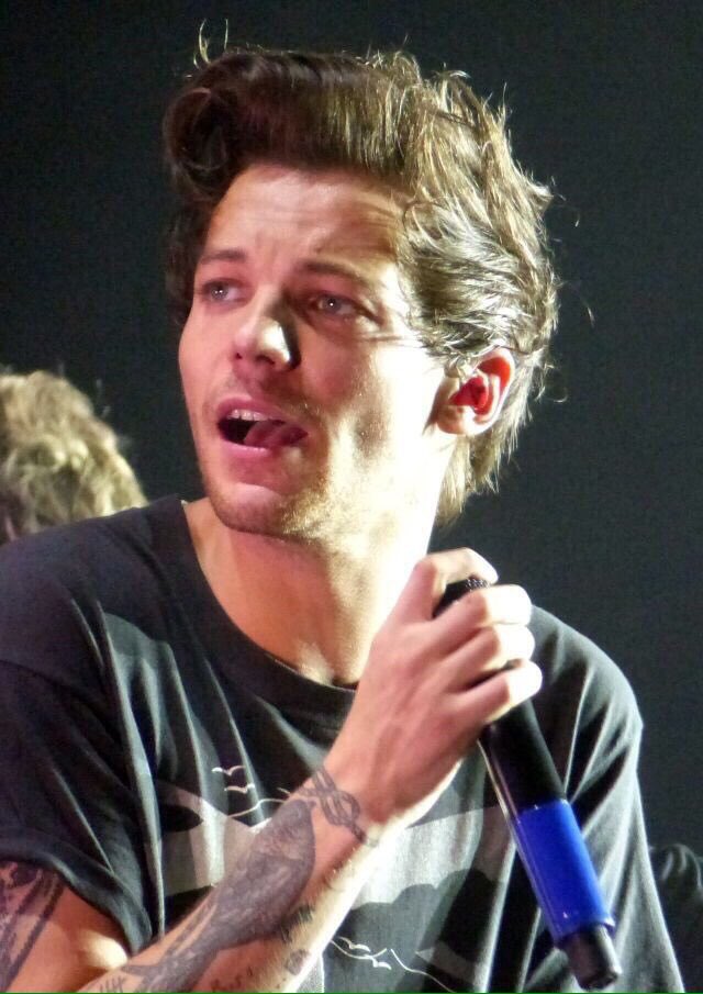 thishwiththisl's tweet photo. this Harry with this Louis https://t.co/MP3cqRFYK3