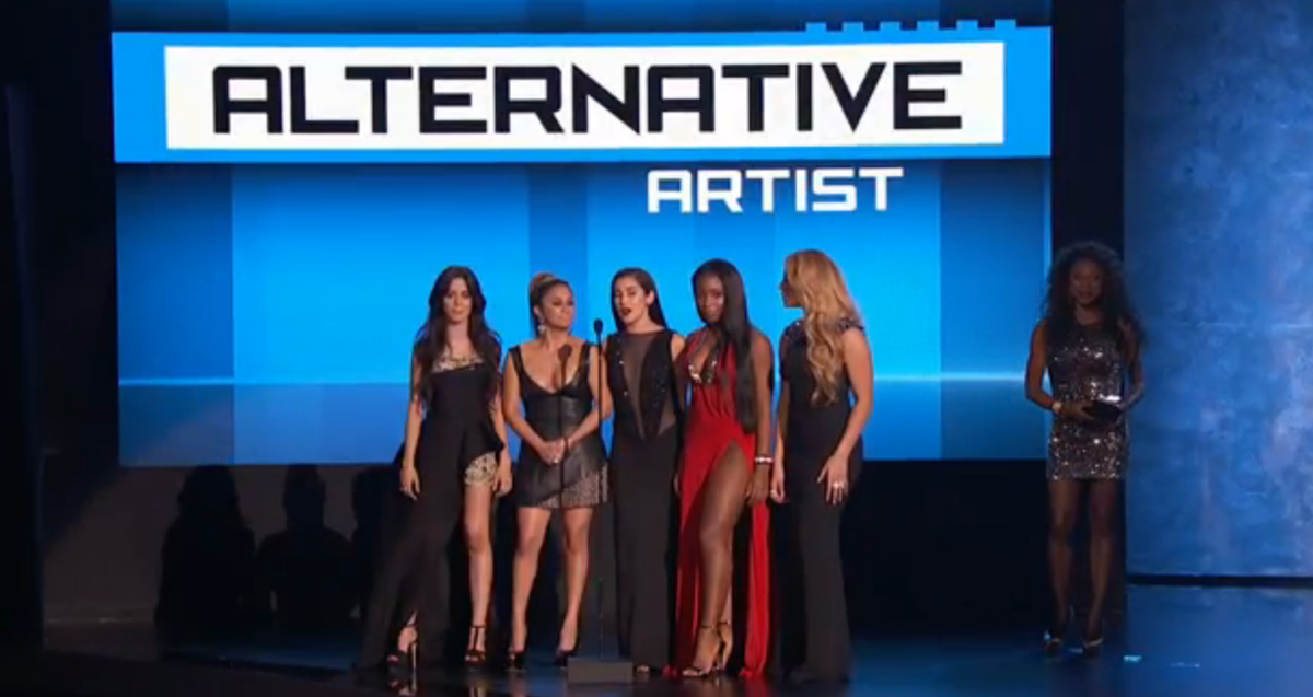 AMAs's tweet photo. #SQUADGOALS! #Harmonizers, @FifthHarmony is presenting the #AMAs award for Favorite Artist - Alternative Rock! https://t.co/w50NZBMVg2