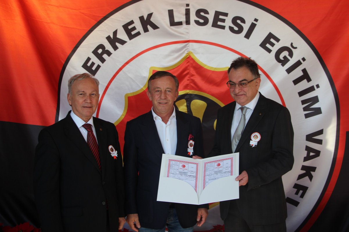 AgaogluGrubu's tweet photo. Yönetim Kurulu Başkanımız Ali Ağaoğlu’na Kabataş Lisesi Eğitim Vakfı’ndan anlamlı hediye! https://t.co/7viRNDzYfE https://t.co/sMAtM3rz2d