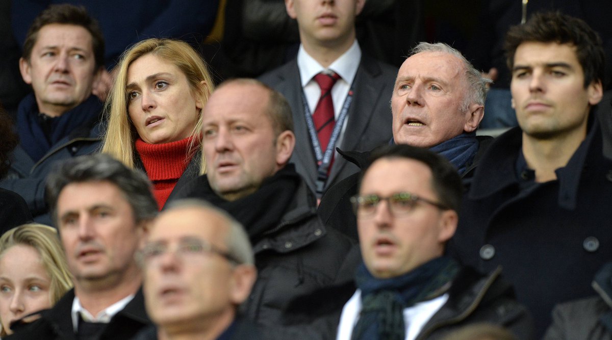 Jlechevestrier's tweet photo. Julie #Gayet, François #Pinault et Yoann #Gourcuff au Roahzon Park #SRFC #SRFCFCGB @ROUGEmemoire (photo O-F) https://t.co/nhGmCwFaQm