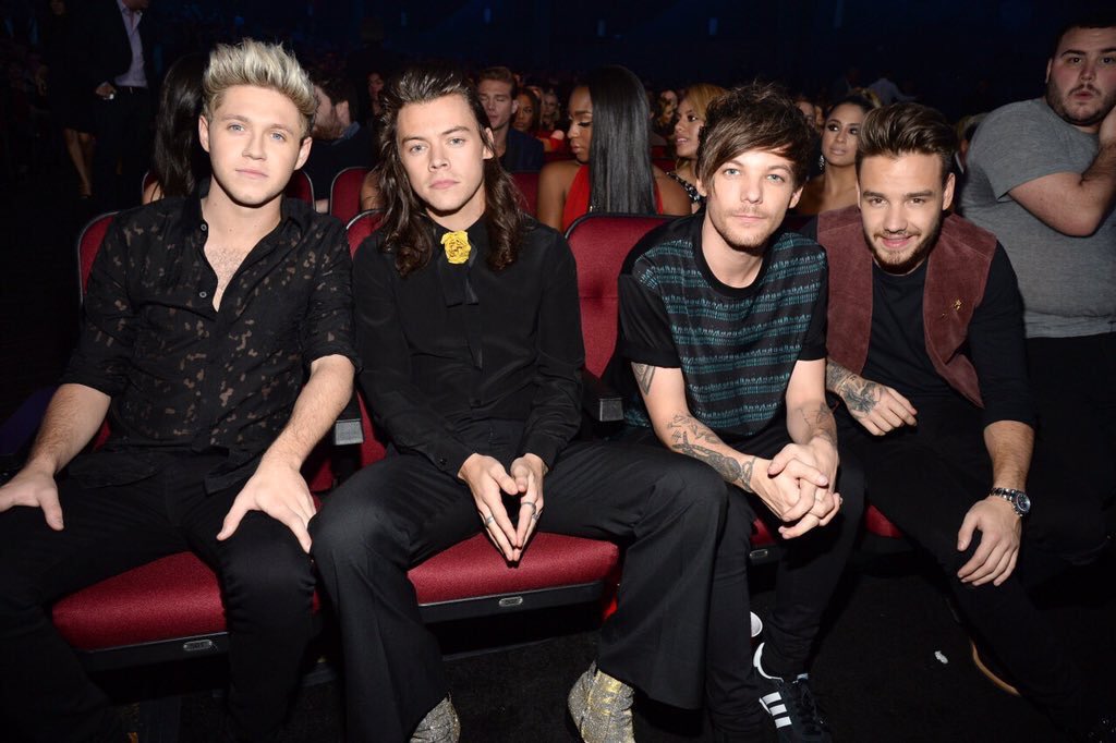 PoloTheWolf's tweet photo. HOLD UP!!!!!!!

Are they actual trousers not skinny jeans? 

Or are my eyes deceiving me #MTVStars One Direction https://t.co/i4A94A3JsA