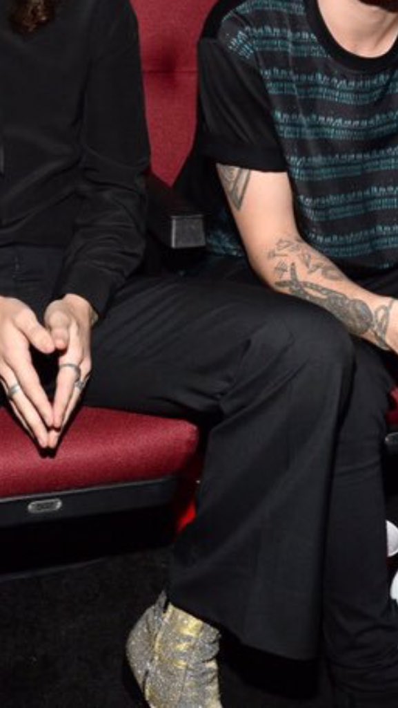 PoloTheWolf's tweet photo. HOLD UP!!!!!!!

Are they actual trousers not skinny jeans? 

Or are my eyes deceiving me #MTVStars One Direction https://t.co/i4A94A3JsA