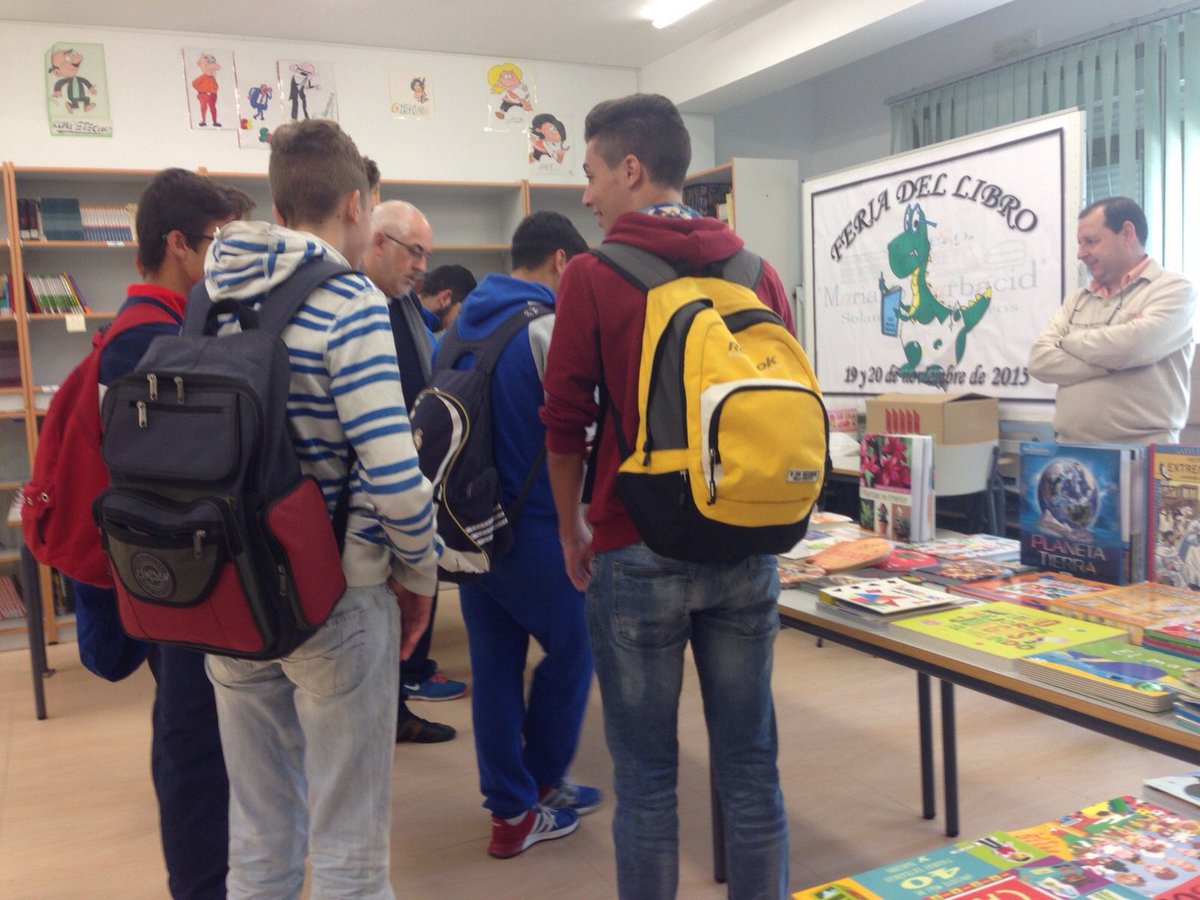 AytodeSolana's tweet photo. El Mariano Barbacid celebró su Feria del Libro. La edil de Cultura, Mónica Díez la visitó. Enhorabuena al centro https://t.co/M12rJ3jetF