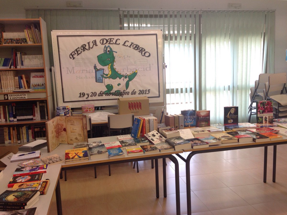AytodeSolana's tweet photo. El Mariano Barbacid celebró su Feria del Libro. La edil de Cultura, Mónica Díez la visitó. Enhorabuena al centro https://t.co/M12rJ3jetF