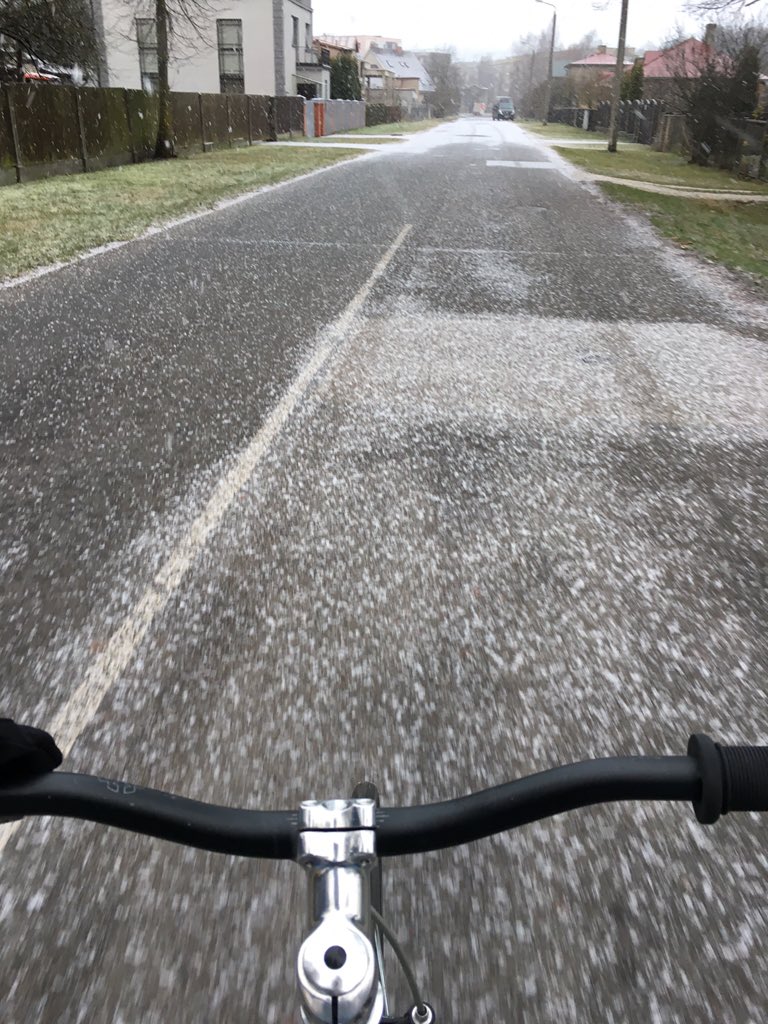 edgarsberzins's tweet photo. Daudz foršāk nekā lietus #firstsnowride https://t.co/yovYYELvaC