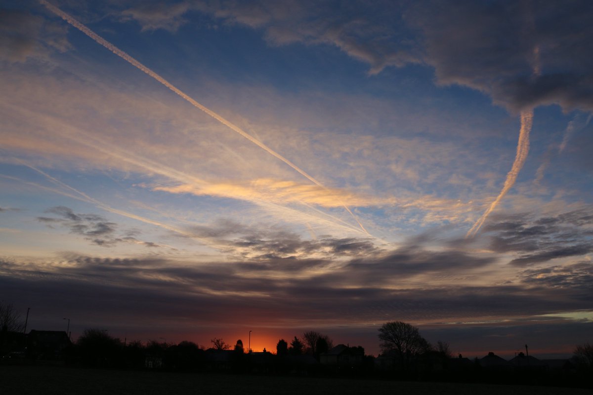 enigma915's tweet photo. #sunrise #Cannock #Hednesford #PyeGreen #mondaymotivation 
#jetrails to #flightpath #Birmingham #Airport https://t.co/u8y6RdvOZq