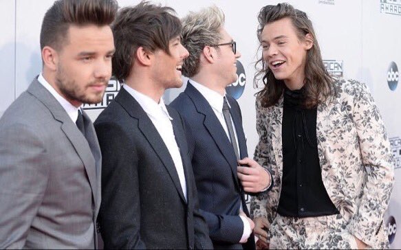barbosapaulinaa's tweet photo. The boys on the red carpet at the AMAs https://t.co/zZiozS1goH