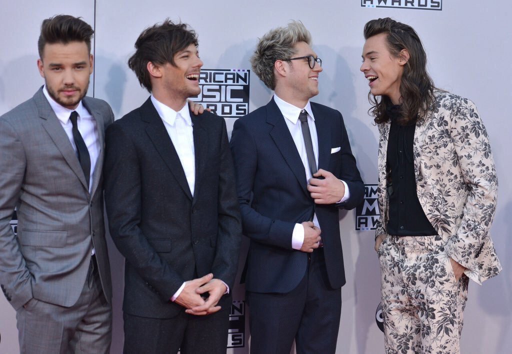 barbosapaulinaa's tweet photo. The boys on the red carpet at the AMAs https://t.co/zZiozS1goH