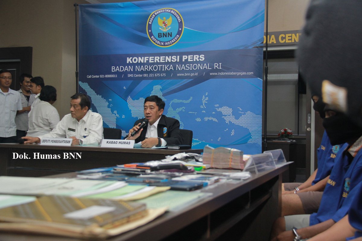 Dep.Pemberantasan BNN bersm Kabag Humas BNN release ungkap kasus Narkoba yg salah satu tersangka oknum Polda Kaltim.