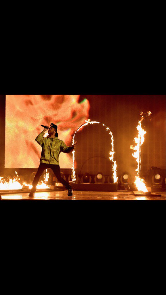 xoxtinaaaaa's tweet photo. lit #TheWeekndAMA https://t.co/HNcOoleZS2