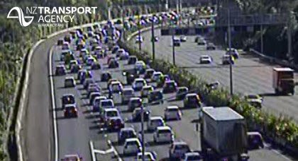 nztaaklnth's tweet photo. Nth Wstn Mwy already heavy frm city 2night. 20 mins to Gt North, 40 to Te Atatu & 50 to Westgate. #SunnysOn ^TP https://t.co/kF630rJxtf