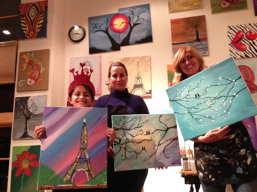 Bubbly1Heart's tweet photo. so much fun can't call this work🎨🎶💙💜💛@Bubbly1Heart  #familyfun #creativity #SantaFe https://t.co/z8umZIr4md