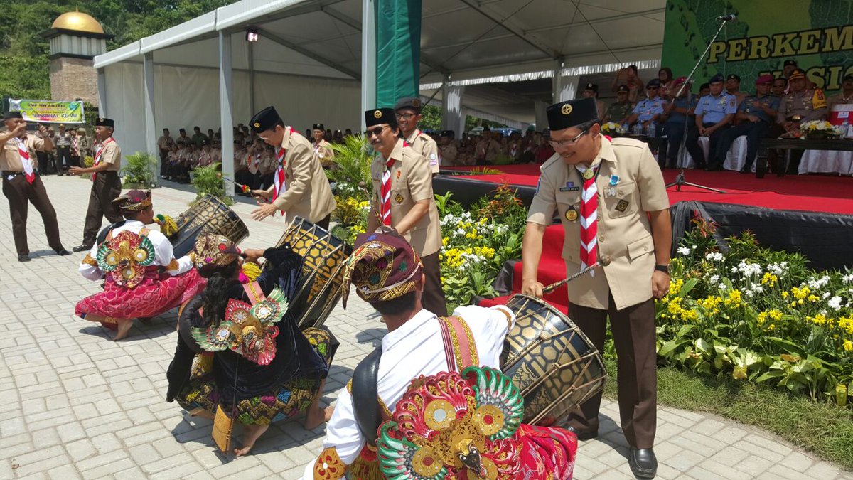 AdhyDault's tweet photo. Siang ini, dgn Kak Zainul Majdi (Gub NTB, Ka Mabida NTB), sy membuka Perkemahan Wirakarya Nasional di NTB #PWN2015 https://t.co/6volbZlhw0