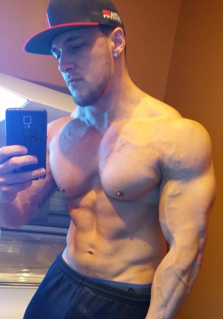 BodyAdonis's tweet photo. @Big_JoeyD #muscles #gym #fit #fitbodies #bestbodies #actor https://t.co/J7s6LkECLR