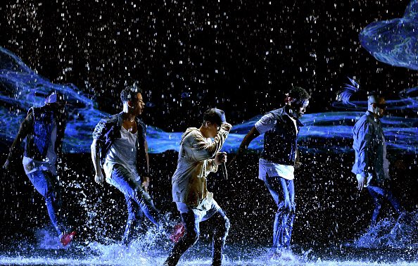 ThoughtsofJDB's tweet photo. I.C.O.N.I.C #BieberOnAMAs https://t.co/jFBVPcCVWD