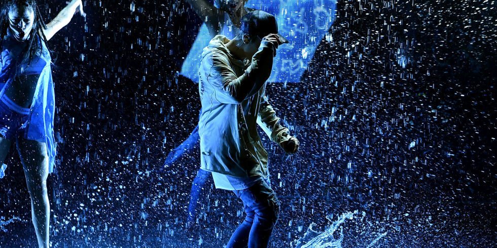 ELLEmagazine's tweet photo. Justin Bieber literally danced in the rain at the #AMAs: https://t.co/90RKHU5ePd https://t.co/jl6jm93N2q
