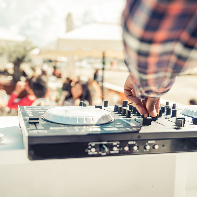 fradioapp's tweet photo. Wanna DJ at your next house party? We've got your back! #fradioapp https://t.co/g1QmKUtYkm
