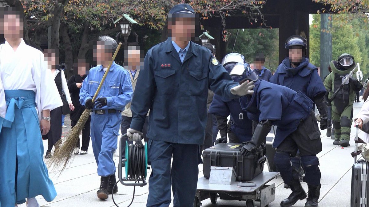 やおや Youtube Trh200v1tr Na Twitteru 東京 九段の靖国神社で発生した爆発事件で警視庁の爆発物処理班が出動 画像1枚目 機材を現場まで運ぶ様子 2 アームのようなもの 3 爆発物処理車の荷台に白いモヤモヤ 4 靖国神社を後にする爆発物処理車 Https T Co