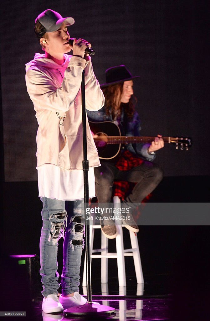 JustinCrew's tweet photo. Justin performing at the AMA's💦🔥 https://t.co/ODxnq4XrOC