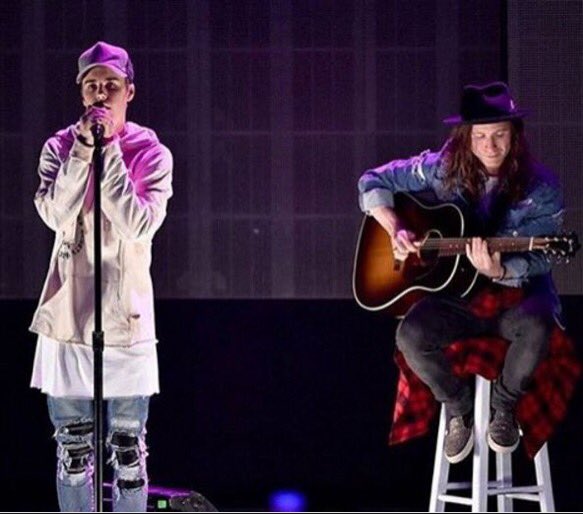 JustinCrew's tweet photo. Justin performing at the AMA's💦🔥 https://t.co/ODxnq4XrOC