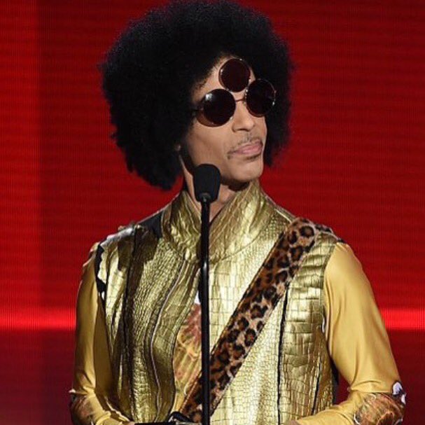 Housequake's tweet photo. Prince presenting award at #AmericanMusicAwards #AMA15 @Prince3EG https://t.co/3r8HFqsBGs