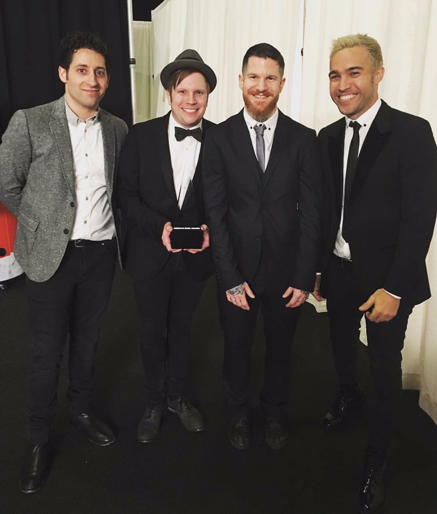falloutboy's tweet image. We won #AMAs 👏🍾 thank you to everyone who voted, this one's for you 😘