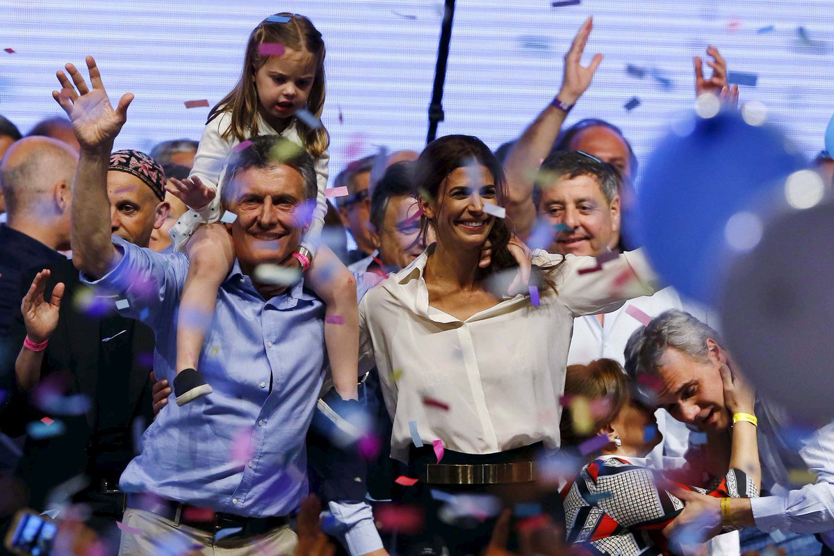 ElHuffPost's tweet photo. El conservador Mauricio Macri gana las elecciones en Argentina https://t.co/yg9Hkvs3Pg https://t.co/2K4FedEpna
