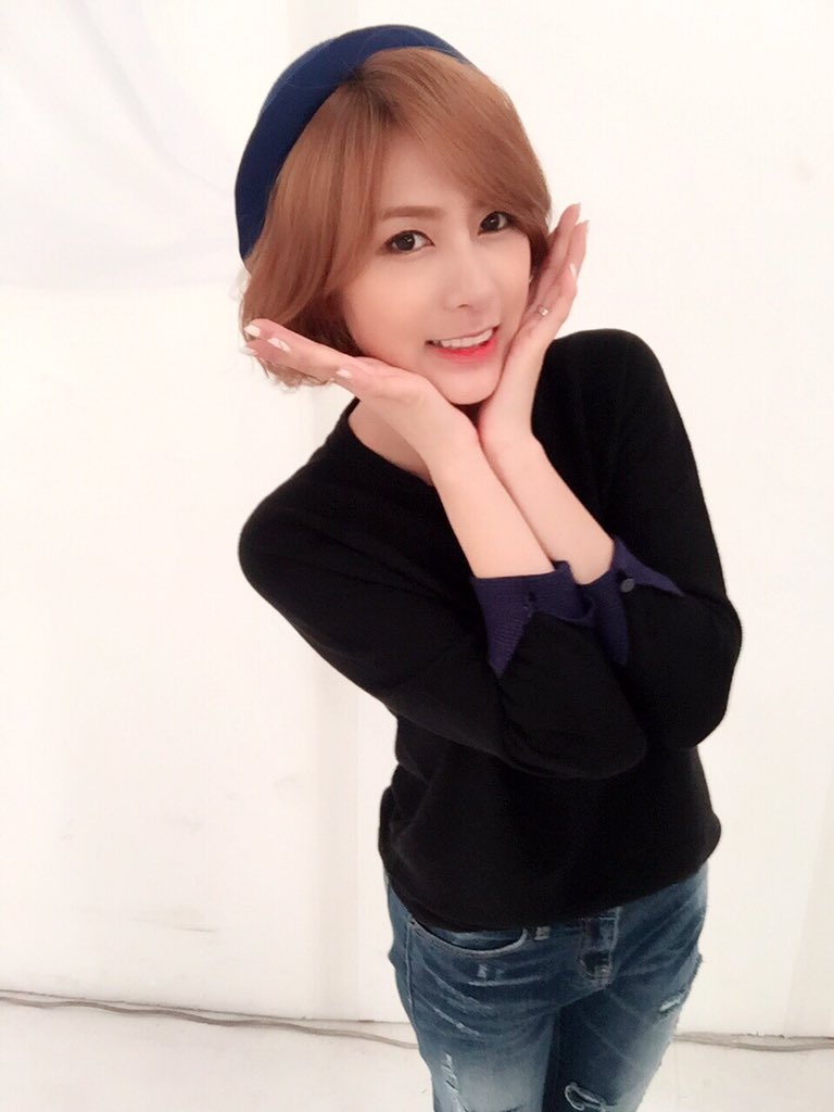 Apink_2011's tweet photo. [#하영] 각오빠의 노래 다들 들어봤어요??가을감성 폭발 !!!ㅎㅎ 날 보고싶었을 판다들을 위해 오랜만에 하영이의 일상사진을 투척하겠소 !!! #Apink #에이핑크 #오하영 #허각 #겨울동화 #그날을내등뒤로 https://t.co/rxB6pucbXE